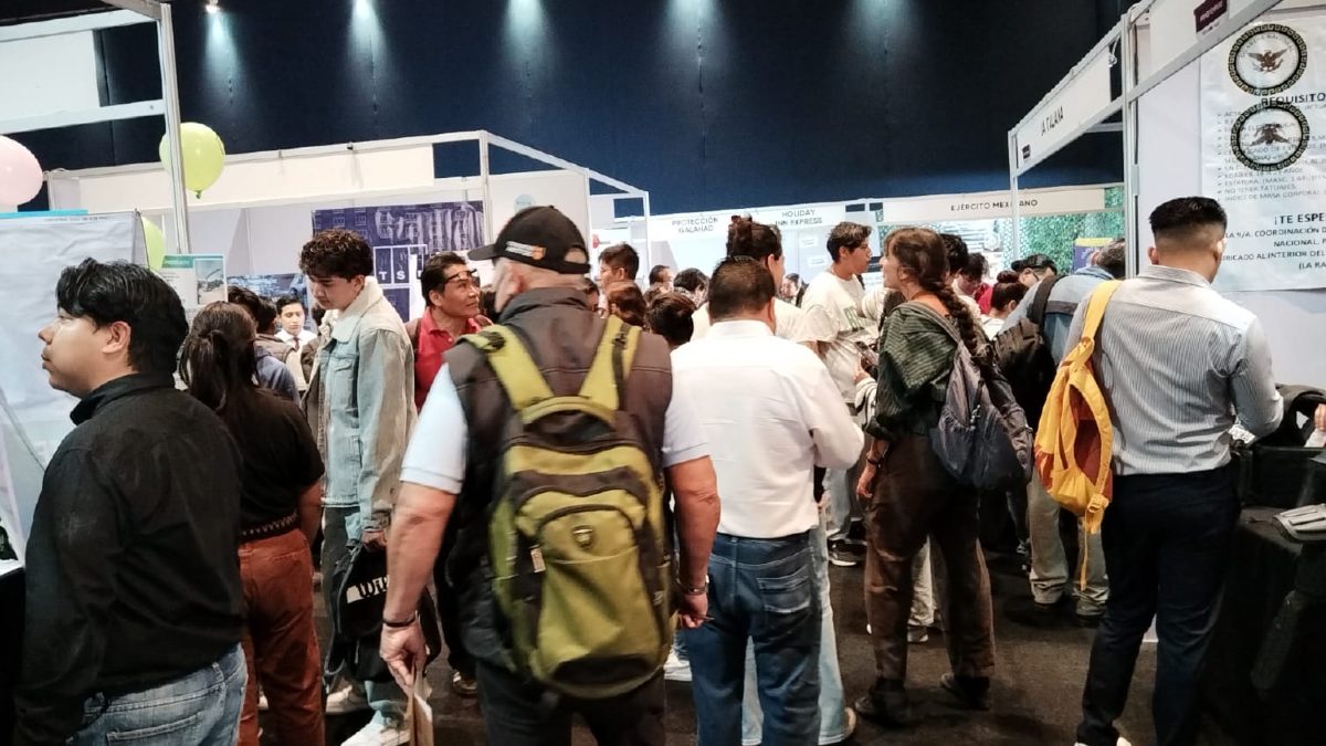 Personas visitan los stands de la feria del empleo en el centro de convenciones