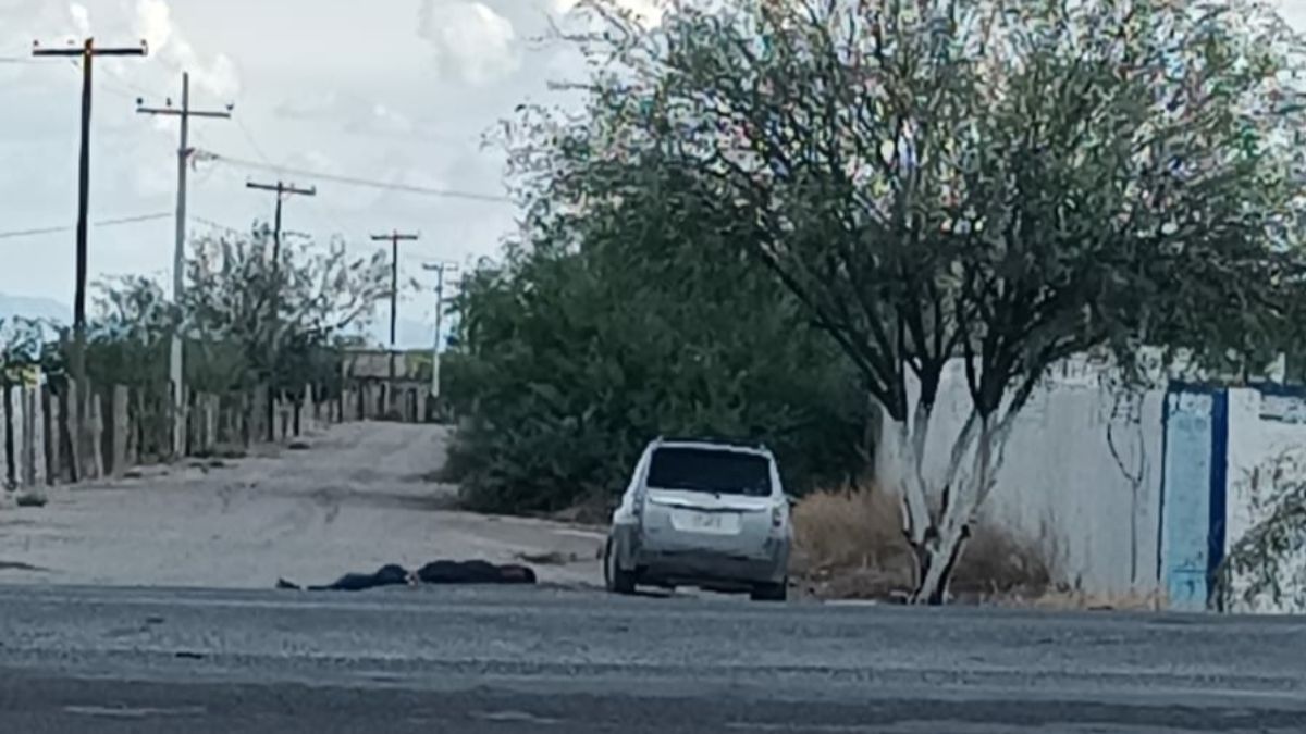 Hombre tirado en la carretera.