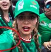 Momento en que roban celular a una mujer en el Desfile Mundialista CdMx