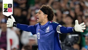 Guillermo Ochoa disputando partido con Selección de México