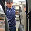Jóvenes subiendo a auto durante lluvias en Santa Catarina.