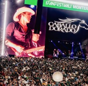 Caballo dorado toca Payaso de Rodeo en el Fan fest en Monterrey