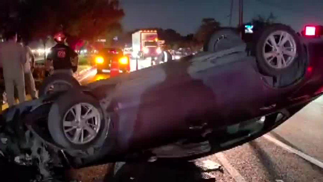 Un choque entre dos tráileres y una camioneta dejó a una persona gravemente lesionada sobre la carretera La Gloria-Colombia, en Anáhuac, Nuevo León.