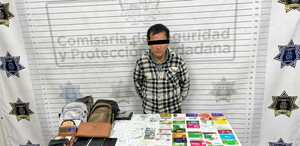 Hombre detenido por la Comisaría de Seguridad y Protección Ciudadana de Saltillo junto a carteras, identificaciones y tarjetas de crédito aseguradas