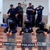 Policías cuidando la entrada a un edificio.