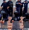 Policías cuidando la entrada a un edificio.