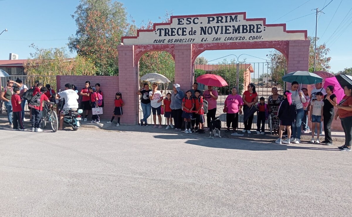 Madres de familia manifestándose en primaria de San Pedro por falta de energía eléctrica.