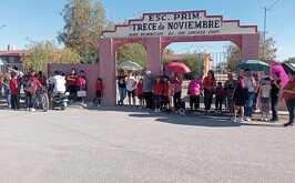 Madres de familia manifestándose en primaria de San Pedro por falta de energía eléctrica.