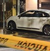 Automóvil Honda color blanco estacionado dentro de un área acordonada con policías de Guadalajara y personas alrededor