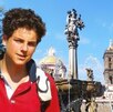 Carlo con playera roja frente a la catedral de Puebla
