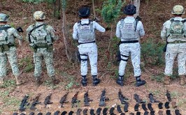 Elementos del Ejército Mexicano que decomisaron armas y explosivos en Durango.