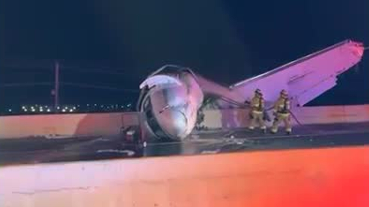 Cuerpos de rescate auxilian a los accidentados que iban a bordo de un avión en Estados Unidos.