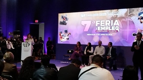 Pantalla grande con el nombre fe la feria durante la conferencia de arranque