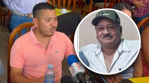 Hombre de playera polo hablando frente a un micrófono junto a la imagen de un hombre adulto con gorra.
