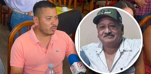 Hombre de playera polo hablando frente a un micrófono junto a la imagen de un hombre adulto con gorra.