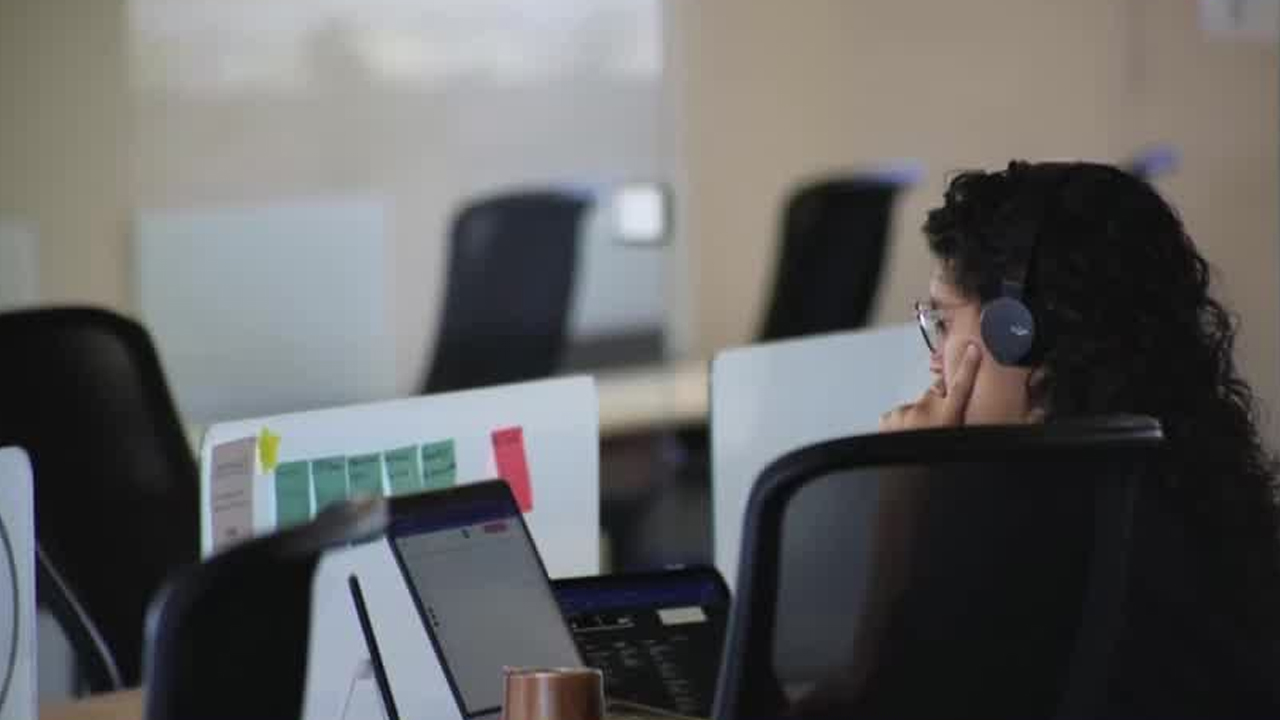 Autoridades advirtieron sobre portales y bolsas de empleo falsas que ofrecen vacantes atractivas para obtener datos personales o pagos anticipados.