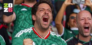 Aficionados celebrando gol de México en Estadio Ciudad de México