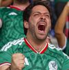 Aficionados celebrando gol de México en Estadio Ciudad de México