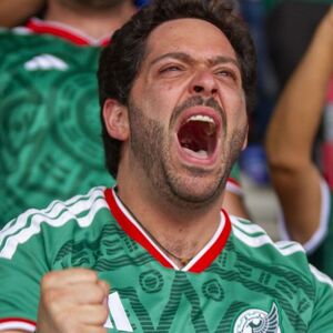 Aficionados celebrando gol de México en Estadio Ciudad de México