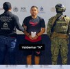 Valdemar 'N' con la cara censurada con blur en medio de agentes de la Interpol y militares de la Marina y la Secretaría de Seguridad durante su detención