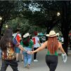 ¡De verde y con sombrero! Disfrutan primer día del Fan Fest por Mundial en Monterrey