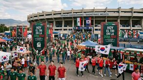Miles de fanáticos se preparan para celebrar el futbol internacional en el Estadio Corregidora en la Zona Fest, donde la pasión mundialista se vive en familia.