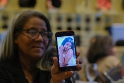 Rosa Hernández muestra una foto de su difunta hija Rosaura Almonte en Santo Domingo, República Dominicana, el 10 de diciembre de 2023.