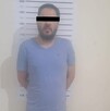 Se observa un hombre con playera azul y con cintilla negra en ojos.