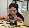 Estudiante de carrera en sistemas conecta cables