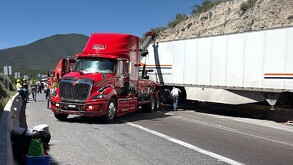 Se observa un choque entre tríaleres que están en la carretera.