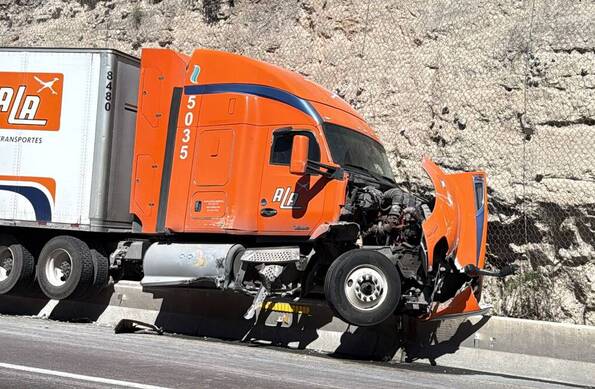 Las unidades quedaron prácticamente fuera de los carriles de circulación, por lo que el accidente no provocó una obstrucción importante de la vialidad.