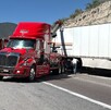 Se observa un choque entre tríaleres que están en la carretera.