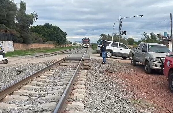 Un motociclista de 45 años perdió la vida tras ser embestido y proyectado por el tren en El Salto, Jalisco, al intentar ganarle el paso a la máquina.