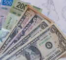 Dólar y billete de 500 pesos mexicanos.