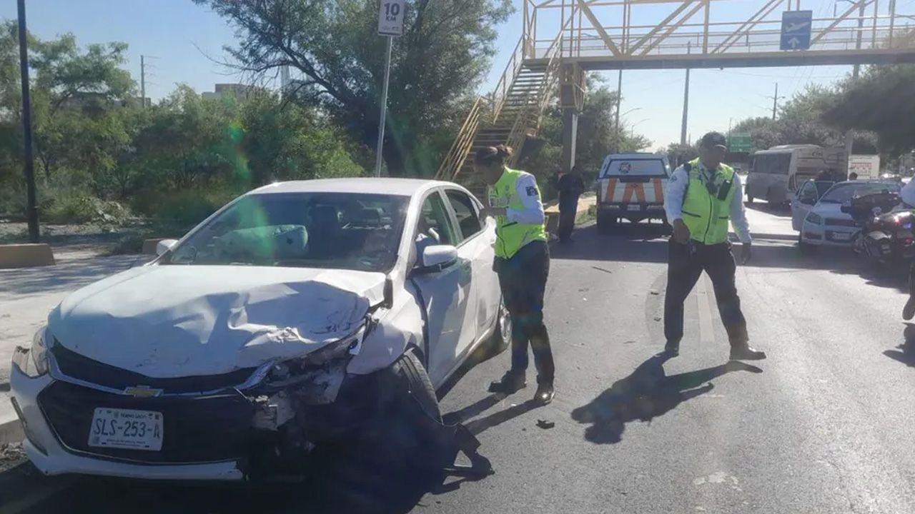 Un choque tipo dejó como saldo tres personas lesionadas, entre ellas dos menores de edad, en los carriles exprés de la avenida Morones Prieto, en Monterrey.