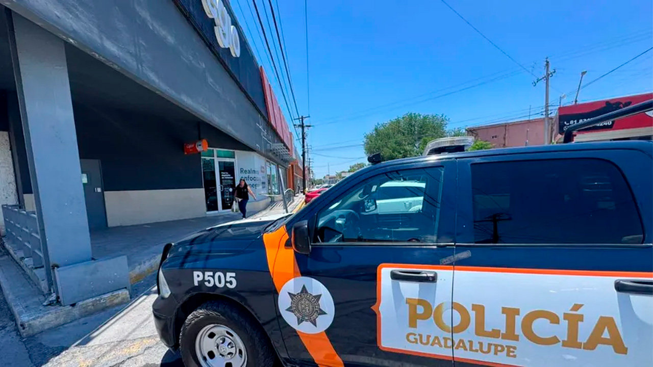 Un hombre armado ingresó a una sucursal de Banregio ubicada en el Mercado de Abastos de Guadalupe y robó un millón de pesos a un cliente.