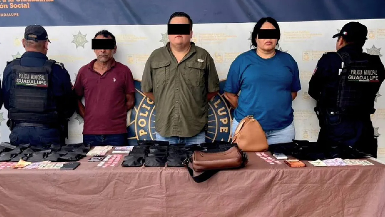 Dos hombres y una mujer fueron detenidos por posesión de droga y su presunta relación con un homicidio ocurrido en Monterrey.