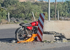 Dos jóvenes fueron hospitalizados tras un accidente con un tráiler en la carretera hacia Derramadero.
