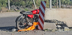 Dos jóvenes fueron hospitalizados tras un accidente con un tráiler en la carretera hacia Derramadero.