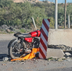 Dos jóvenes fueron hospitalizados tras un accidente con un tráiler en la carretera hacia Derramadero.