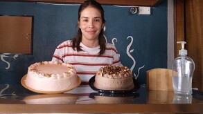 Encargada con pasteles en el mostrador