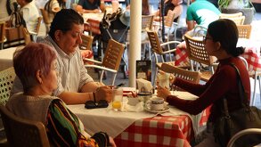Familia conviviendo en una mesa de un restaurante de la capital poblana