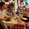 Familia conviviendo en una mesa de un restaurante de la capital poblana