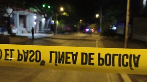Cinta policiaca acordonando la Avenida Chapultepec en Guadalajara donde un hombre colombiano fue asesinado