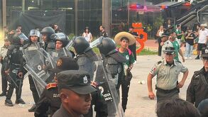 Un grupo de aficionados dio un portazo en el Fan Fest de Monterrey tras el cierre de accesos por sobrecupo; Fuerza Civil utilizó gas para disuadir.