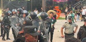 Un grupo de aficionados dio un portazo en el Fan Fest de Monterrey tras el cierre de accesos por sobrecupo; Fuerza Civil utilizó gas para disuadir.