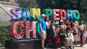 Turistas enfrente de la pirámide de Cholula