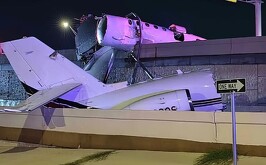 Avión partido en dos tras accidente en el que murió el famoso multimillonario Joshua Baer.