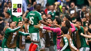 Julián Quiñones celebrando el gol con sus compañeros en el primer partido de México en el Mundial 2026.