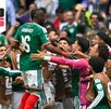 Julián Quiñones celebrando el gol con sus compañeros en el primer partido de México en el Mundial 2026.